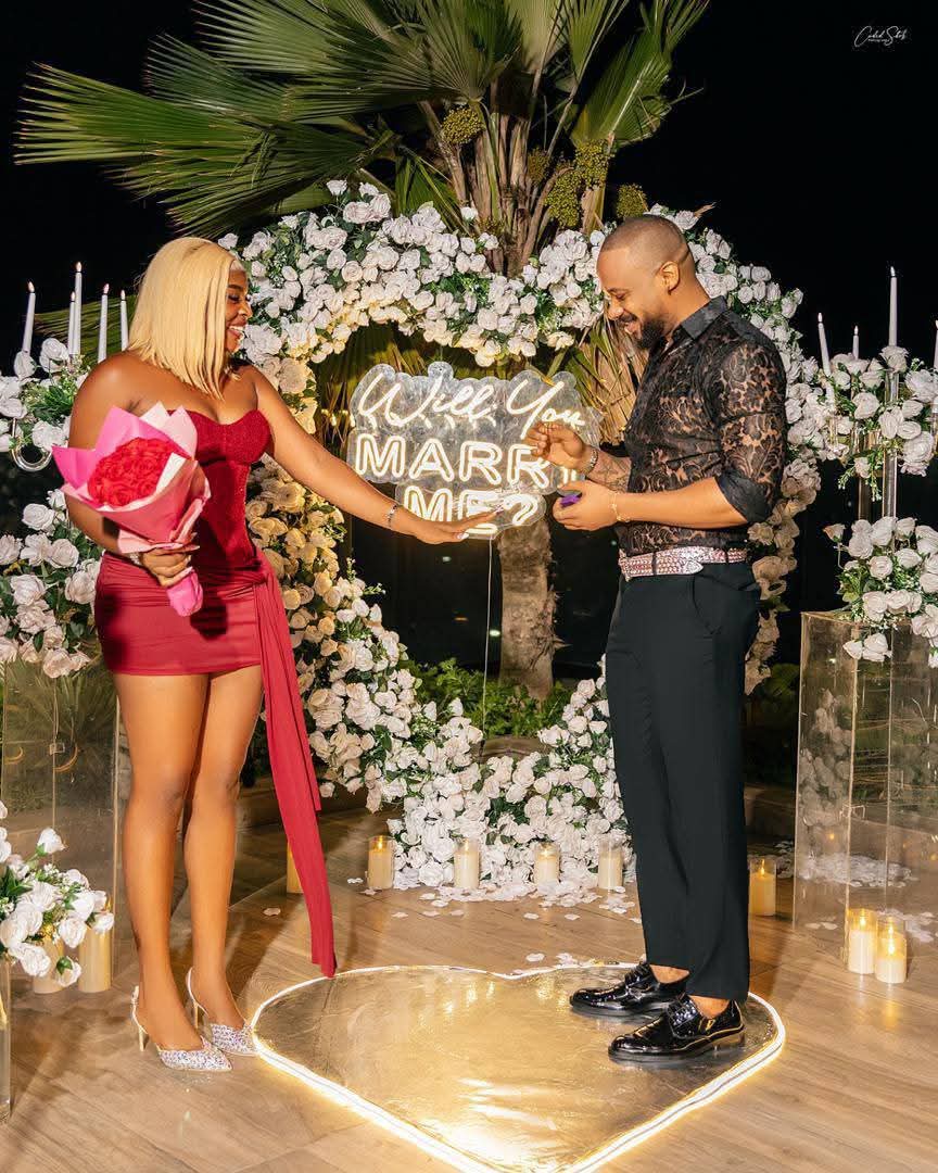See the first man that proposed to his girlfriend while standing. 